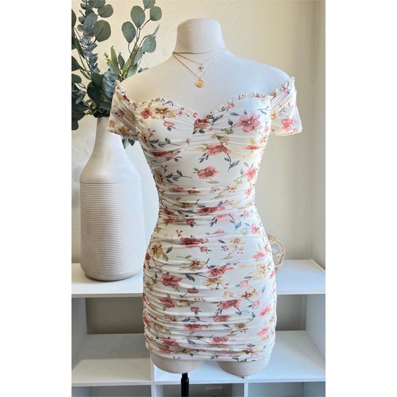 Flirty floral bodycon mini dress - Picture 3 of 5